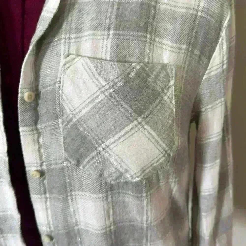 Slightly used plaid shirt - Picture 2 of 6